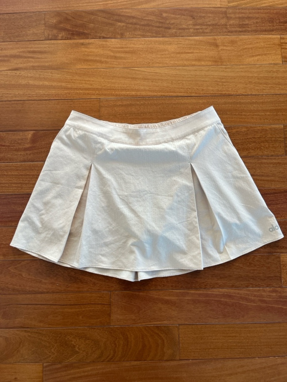 Alo Dreamscape Tennis Skirt Macademia M - Picture 2 of 6